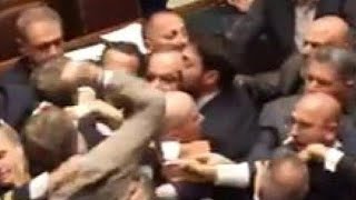 RENZI UMILIĄTØ IN PARLAMENTO RISSA DEVASTANTE POCHI MINUTI FA fighting renzi ytshorts [upl. by Zanahs]