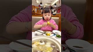 Northeastern girls Chaoshan hotpot Hotpot can dispel worries Clean diet with diverse ingredie [upl. by Lorianna]