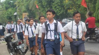 EPS 325 SISWA SMP DISEBERANGKAN POLISI SATPAM DI JALAN MENUJU SEKOLAH [upl. by Ecirtaemed]