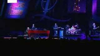 Elton John repasa sus temas clásicos en el concierto de Barcelona [upl. by Elleuqram285]