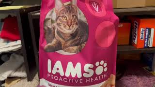 Review of IAMS Proactive Health Adult Urinary Tract Healthy Dry Cat Food with Chicken Cat Kibble [upl. by Llireva]