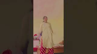 Kitthe Chali jandi hai 😀 music song bollywood ytshortsindia dance bollywooddance [upl. by Doak]