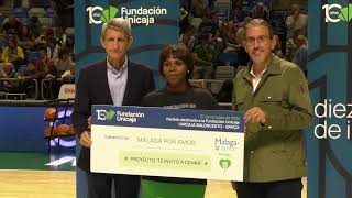 Entrega de cheques solidarios durante el partido dedicado a la Fundación Unicaja [upl. by Skelly837]