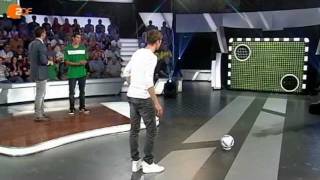 Thomas Müller traut sich an der Torwand auch vom Bierglas  das aktuelle sportstudio – ZDF [upl. by Bathulda]