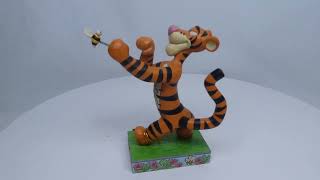 Disney Enesco Traditions Jim Shore Figur 6014319 Bee Fighting Tigger [upl. by Ainitsirhc]