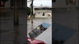 Automovilistas cruzan calles en Coatzacoalcos que prácticamente están inundadas [upl. by Gorlin]