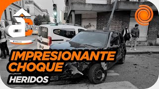 Córdoba fuerte choque en pleno centro un auto dado vuelta a metros de un colegio [upl. by Siward]