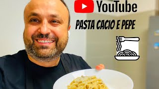 Come preparare una Cacio e Pepe super cremosa 🍝 [upl. by Lekar330]