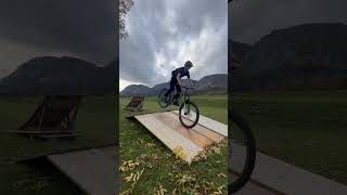 mtb freeride downhill mountainbike jump steezy whip nohand freeridemtb highsoeed [upl. by Wrdna]