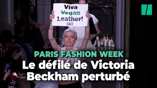 Le défilé Victoria Beckham à la Fashion Week de Paris ne sest pas passé comme prévu [upl. by Odraccir923]