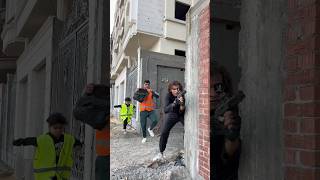 عامل البناء الشجاع 👷‍♂️واللـص الهارب من الشرطه🥷👮‍♂️ The brave worker👷‍♂️ and the escaped thief🥷 [upl. by Shirley256]