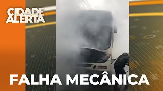 Ônibus pega fogo e pessoas descem às pressas [upl. by Kittie]