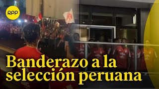 Banderazo de la hinchada peruana a la selección del Perú [upl. by Harmaning]