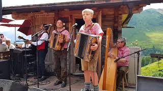 Ursprung Buam mit dem kleinen Franz und den Zellberg Buam spielen die Tiroler Buam Polka [upl. by Hitchcock655]