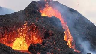 Horrifying Today Kīlauea eruption lava spreads into residents homes threatening millions of people [upl. by Animar]