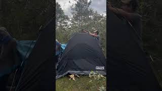 Jóvenes arman una tienda de acampar en el bosque [upl. by Clem354]