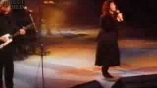 Kate Bush David Gilmour Running up that Hill Live Secret Policemans Ball 1987 Amnesty International [upl. by Ecnarretal507]