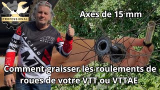 Graisser les roulements de roues de votre vélo avec un axe de 15 mm [upl. by Aseret267]