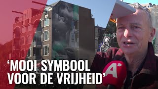 Nieuwe grote muurschildering zoenende mannen op Vijzelgracht [upl. by Lomax743]