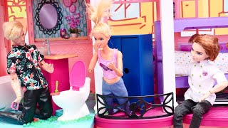 Ayşe ve Ümit ile Barbie oyunları Olamaaaaz Barbienin tuvaleti tıkanıyor [upl. by Ainecey]