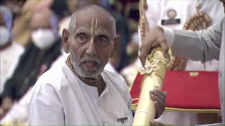 President Kovind presents Padma Shri to Swami Sivananda for Yoga [upl. by Alleuqahs]