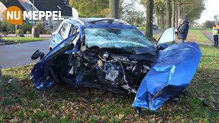 Auto tegen boom op Nieuwe Ruiterweg in Havelte [upl. by Yesiad]