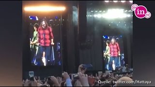 Dave Grohl Spielt trotz Beinbruch weiter [upl. by Alakam400]