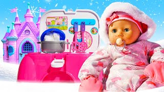 Baby Born bebé Annabelle prepara una sopa de nieveJuegos de cuidar bebés Vídeos de ser mamá [upl. by Ennoval]