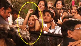 Crazy SRK Fan CRYING and PLEADING to get a HUG from Shahrukh Khan [upl. by Yorgo]