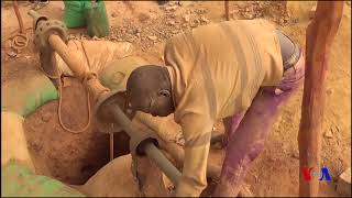 Au Burkina Faso l’orpaillage sest installé dans la région de Gaoua vidéo [upl. by Aymahs]