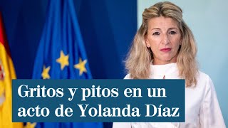 Interrumpen con gritos y pitos la rueda de prensa de Yolanda Díaz [upl. by Kakalina]