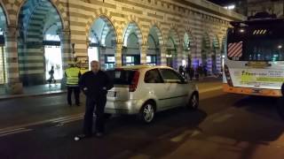 Allarme bomba sul Ponte Monumentale a Genova Via XX Settembre chiusa [upl. by Pazice]