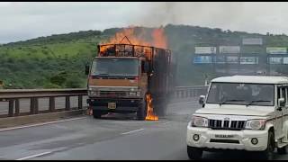 Truck catches fire on Pune Satara highway near new Katraj tunnel MPC NewsPunePimpriChinchwad [upl. by Johan397]