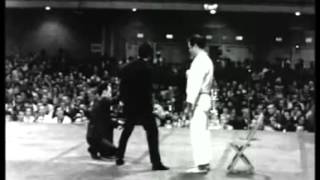 Amazing 2 fingers push up by Bruce Lee [upl. by Niriam]