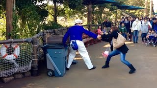 【TokyoDisneySea】ゴミ箱から手が抜けなくなった ファンカストさん [upl. by Hermione588]