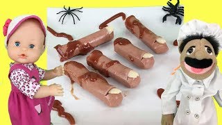 Comida de Halloween para niños con bebe nenuco Lola Receta de salchichas en forma de dedo [upl. by Akihsar]