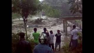 Detikdetik Jembatan Padasan Hanyut Akibat Banjir Lahar Dingin Merapi 2010 [upl. by Aaronson]