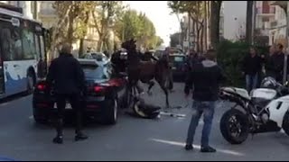 Cavallo imbizzarrito travolge ciclisti sul lungomare e danneggia auto dei carabinieri [upl. by Donelson]