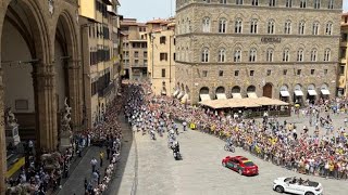 La partenza del Tour de France 2024 i corridori arrivano in piazza della Signoria [upl. by Refitsirhc]