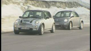 Mini Cooper S vs VW Beetle 23 V5 Sportliche Kleinwagen im [upl. by Kerk272]