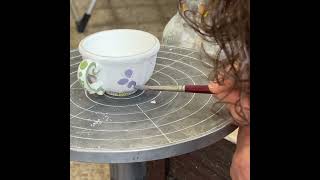 La decorazione di una Tazzina da Caffè in Ceramica di Faenza Garofano [upl. by Edelstein]