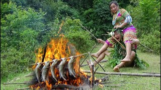 Primitive Life  Aboriginal Guy Stalking Fishing From An Ethnic Girl [upl. by Secnarf40]