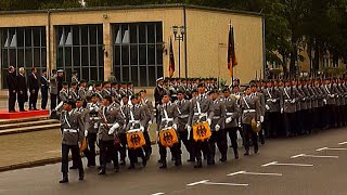 Regimentsgruß Marsch Vorbeimarsch Ehrenformation Wachbataillon BMVgStabsmusikkorps der Bundeswehr [upl. by Allis]