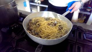 Spaghetto alle vongole veraci Ristorante Giannino Porto Recanati [upl. by Ganiats]