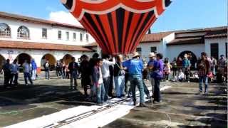 Equipo Brasileño elevando globo de cantoya en Festival de Paracho 2012 [upl. by Raffaello]