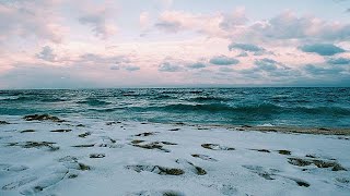 Les plages de Barcelone enneigées [upl. by Adnaugal381]