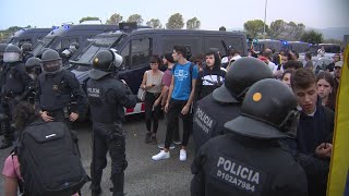 Mossos cargan contra manifestantes en el exterior de El Prat [upl. by Larimor]