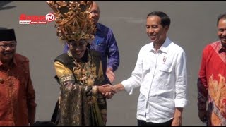 Detik Detik Presiden Jokowi Datang Di Runway Jember Fashion Carnaval JFC 2017 [upl. by Shields588]