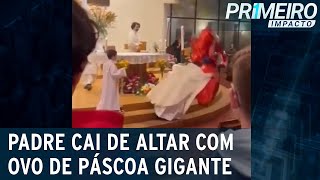 Padre com ovo de Páscoa gigante tropeça e cai de altar  Primeiro Impacto 140423 [upl. by Megargee139]