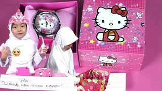 Lifia Niala Bungkus Kado Hello Kitty  Tukaran Kado Teman Sekolah Lifia Niala [upl. by Ihsoyim]